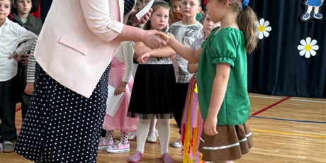 Powiększ grafikę: zakonczenie-roku-w-oddziale-przedszkolnym-628562.jpg