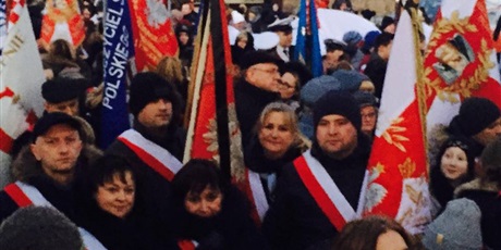Delegacje szkół ze sztandarami żegnają Prezydenta Adamowicza